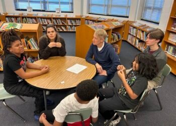Un voluntario del condado de Montgomery Co. publica libros personalizados para despertar el interés de los niños por la lectura