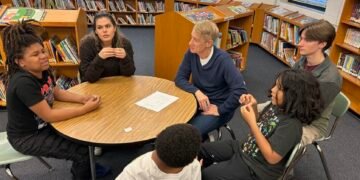Un voluntario del condado de Montgomery Co. publica libros personalizados para despertar el interés de los niños por la lectura