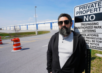 Manifestantes se concentran en protesta contra el centro de detención de inmigrantes previsto en Maryland, cuyo proyecto se encuentra ahora paralizado