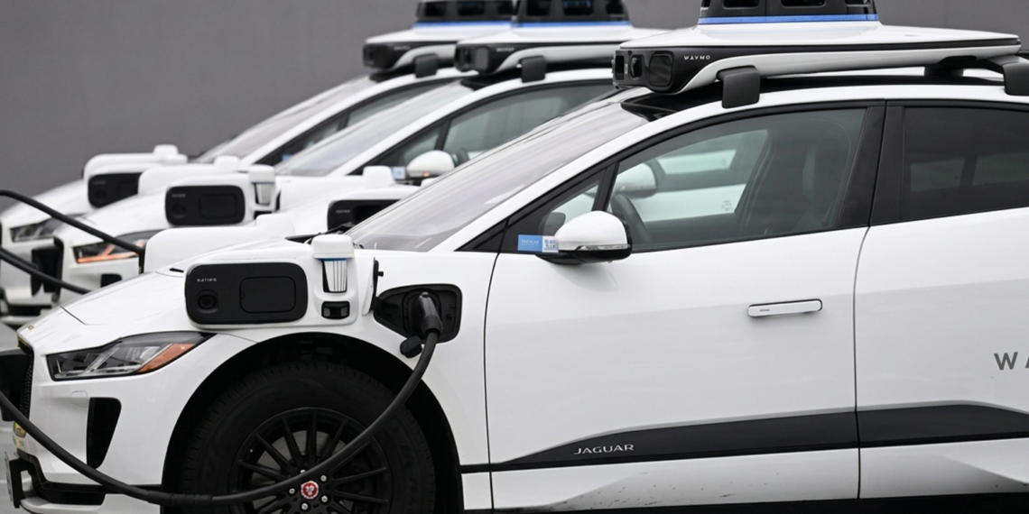 ¿Deberían preocuparse los conductores de Uber y Lyft por la posibilidad de que los robotaxis les quiten clientes? Un nuevo estudio ofrece una respuesta