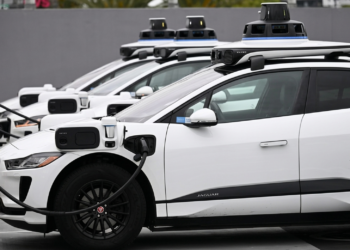 ¿Deberían preocuparse los conductores de Uber y Lyft por la posibilidad de que los robotaxis les quiten clientes? Un nuevo estudio ofrece una respuesta