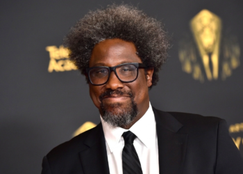 W. Kamau Bell lleva su humor mordaz y su activismo a Strathmore