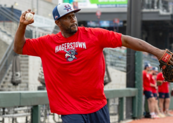 Un jugador de béisbol de 53 años hará historia con los Hagerstown Flying Boxcars