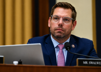 El exdiputado estadounidense Eric Swalwell ha sido suspendido de sus funciones en el consejo de la Facultad de Derecho de la Universidad de Maryland