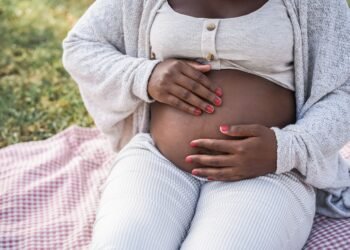 El embarazo conlleva más riesgos para las madres negras. Lo que, según un médico, pueden hacer las parejas para ayudar