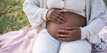 El embarazo conlleva más riesgos para las madres negras. Lo que, según un médico, pueden hacer las parejas para ayudar