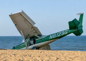 Un avión realiza un aterrizaje de emergencia en la playa de Ocean City