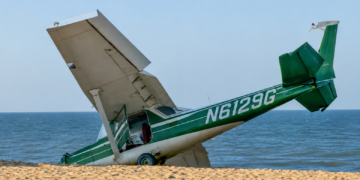 Un avión realiza un aterrizaje de emergencia en la playa de Ocean City