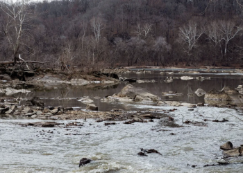 “¡Es repugnante!”: residentes de Glen Echo presionan a las autoridades tras derrame de aguas residuales en el río Potomac