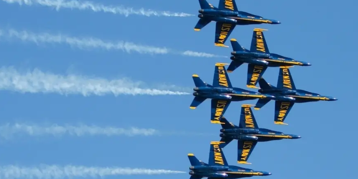 Miles de personas abarrotan Annapolis para ver a los Blue Angels