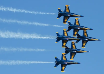 Miles de personas abarrotan Annapolis para ver a los Blue Angels