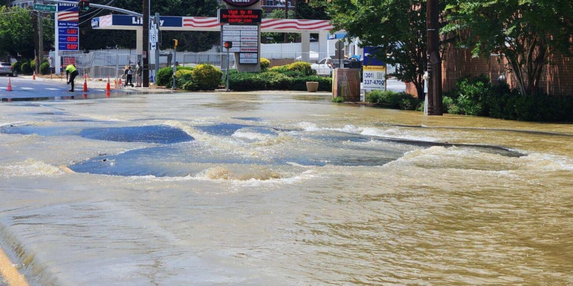 Bradley Boulevard, en Bethesda, vuelve a abrirse al tráfico tras una rotura en la tubería principal que inundó la calle