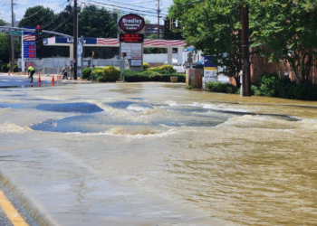 Bradley Boulevard, en Bethesda, vuelve a abrirse al tráfico tras una rotura en la tubería principal que inundó la calle