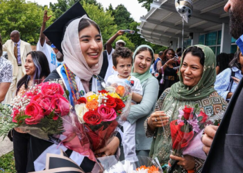 El camino de una graduada desde Kabul hasta Maryland destaca nuevos comienzos