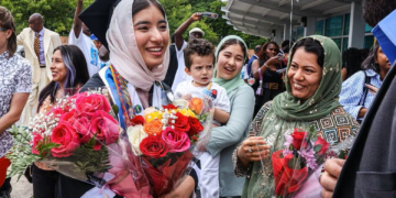 El camino de una graduada desde Kabul hasta Maryland destaca nuevos comienzos