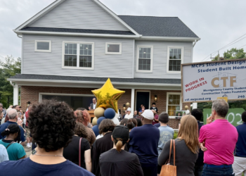 De las aulas a la construcción: estudiantes levantan una casa de $799,000 en Silver Spring