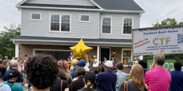 De las aulas a la construcción: estudiantes levantan una casa de $799,000 en Silver Spring