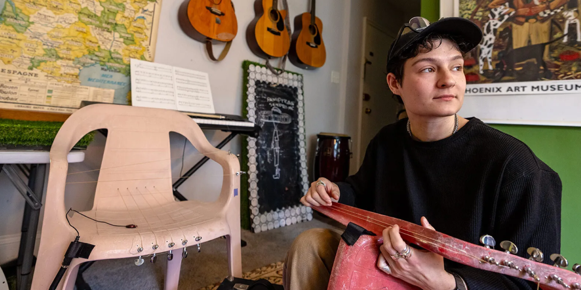 Profesor de arte de la Universidad de Maryland sorprende con extraños y audaces instrumentos hechos con sillas