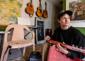 Profesor de arte de la Universidad de Maryland sorprende con extraños y audaces instrumentos hechos con sillas
