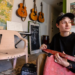 Profesor de arte de la Universidad de Maryland sorprende con extraños y audaces instrumentos hechos con sillas