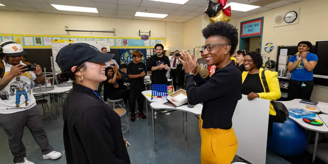 La Universidad de Maryland sorprende y premia a maestros ejemplares durante la Semana de Agradecimiento Docente