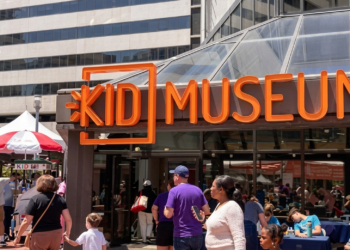Estudiantes de secundaria presentan inventos en el KID Museum de Bethesda para mejorar la vida en la Tierra