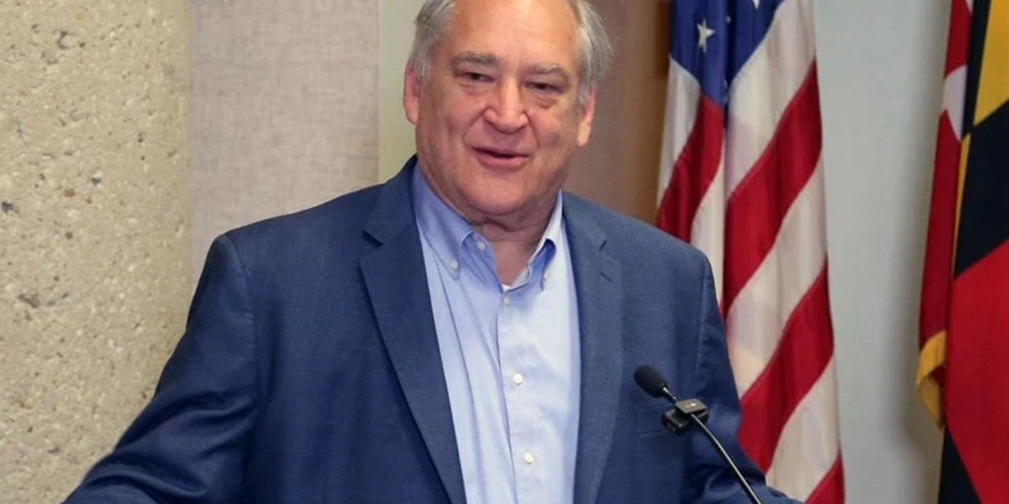 Ejecutivo del condado de Montgomery firma leyes destinadas a proteger a la población inmigrante del condado