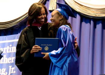 La ex primera dama Michelle Obama felicita a los graduados de secundaria de Maryland por su perseverancia