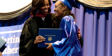 La ex primera dama Michelle Obama felicita a los graduados de secundaria de Maryland por su perseverancia