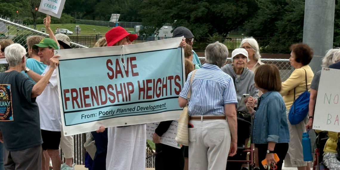 Los detractores del proyecto urbanístico de Friendship Heights salen a la calle para defender su causa