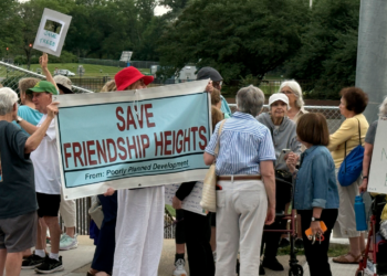 Los detractores del proyecto urbanístico de Friendship Heights salen a la calle para defender su causa
