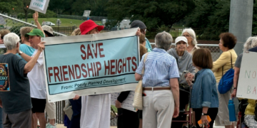 Los detractores del proyecto urbanístico de Friendship Heights salen a la calle para defender su causa