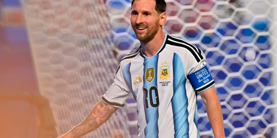 Lionel Messi iguala el récord de goles en los Mundiales con un triplete mientras Argentina derrota a Argelia