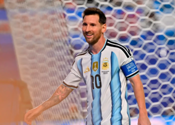Lionel Messi iguala el récord de goles en los Mundiales con un triplete mientras Argentina derrota a Argelia
