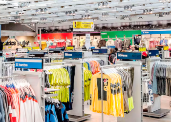 ¿De verdad se consiguen gangas en las tiendas outlet? Un experto en consumo afirma que no suele ser así.