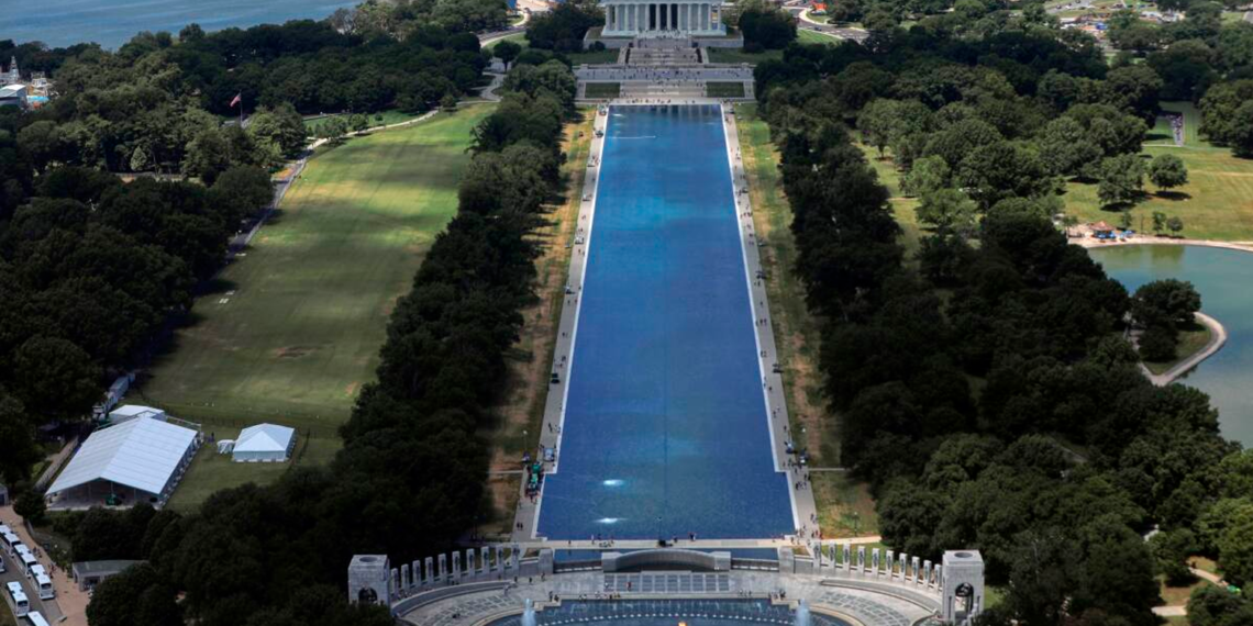 El revestimiento del estanque «Reflecting Pool» fue cortado con un cuchillo afilado o una cuchilla de afeitar, según el Servicio de Parques Nacionales
