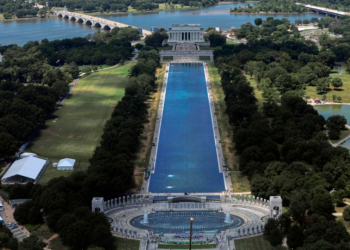 El revestimiento del estanque «Reflecting Pool» fue cortado con un cuchillo afilado o una cuchilla de afeitar, según el Servicio de Parques Nacionales