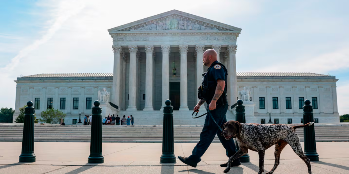 El Tribunal Supremo allana el camino para que la Administración Trump restablezca la política restrictiva para los solicitantes de asilo