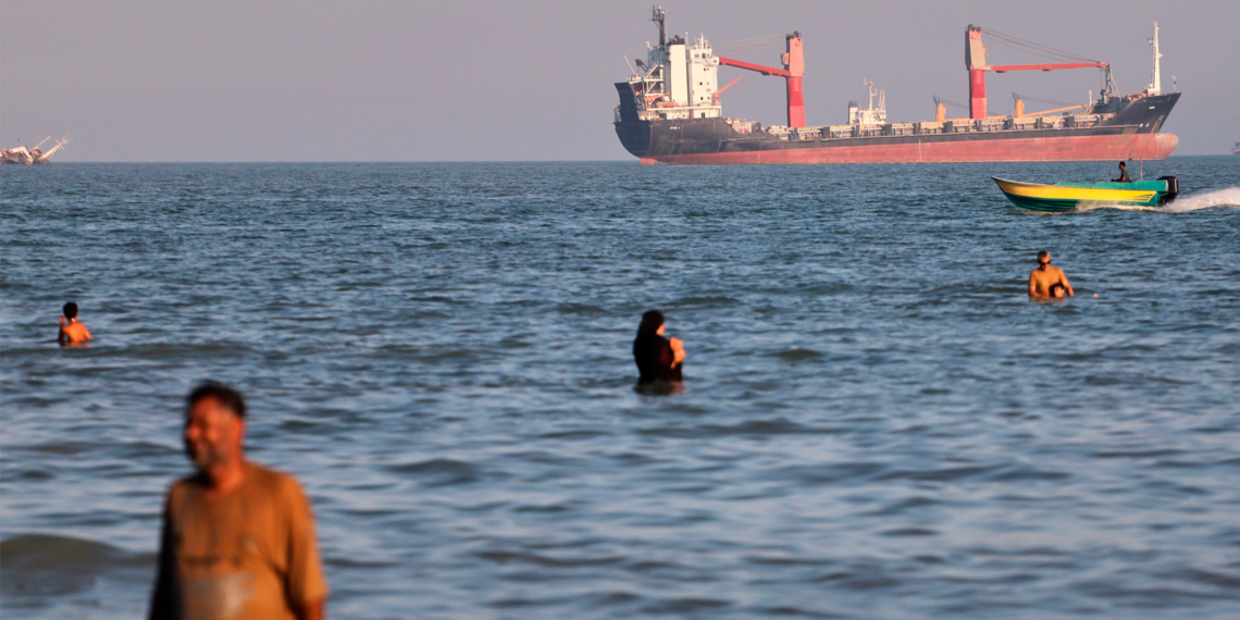 Estados Unidos ataca Irán en respuesta al ataque contra un barco que, según Trump, violó el alto el fuego