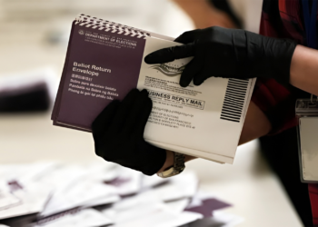 El Tribunal Supremo dictamina que los estados pueden contabilizar los votos por correo que lleguen con retraso, desestimando el recurso presentado por Trump