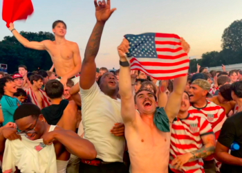 «Una emoción increíble»: Miles de personas se reúnen en el National Mall para celebrar la histórica victoria de EE. UU. en el Mundial