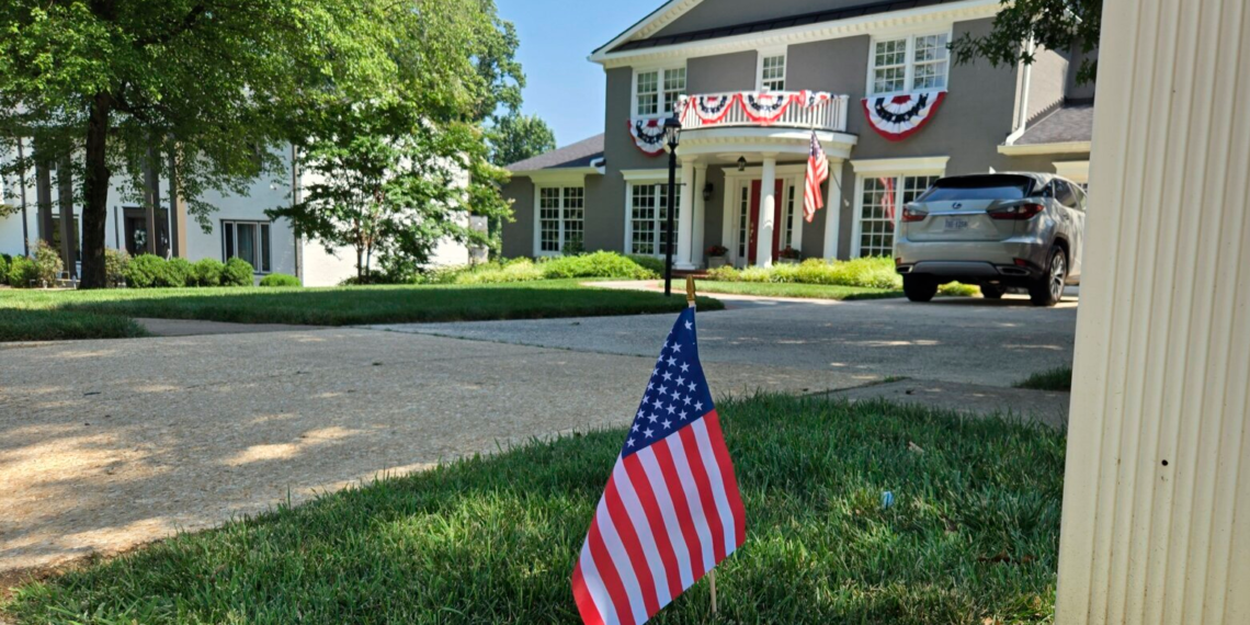 El barrio de McLean celebra el 250.º aniversario de Estados Unidos con 507 banderas