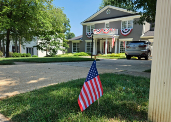 El barrio de McLean celebra el 250.º aniversario de Estados Unidos con 507 banderas