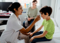 Un médico local dice que los preparativos para el regreso a clases, como los chequeos médicos, deberían comenzar ya