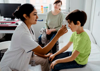 Un médico local dice que los preparativos para el regreso a clases, como los chequeos médicos, deberían comenzar ya