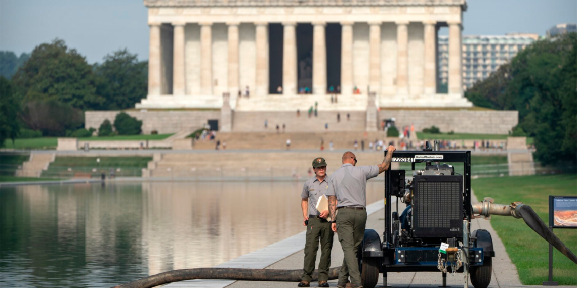 Los visitantes del National Mall se sienten frustrados por los desvíos y las vallas que ocultan el Reflecting Pool