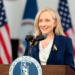 A los seis meses de su mandato, Spanberger defiende su trayectoria mientras persisten las preocupaciones económicas