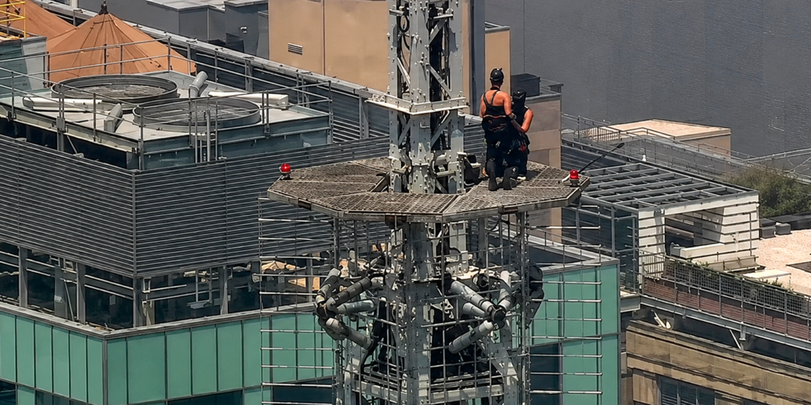 Dos personas detenidas tras escalar la antena del Empire State Building para lo que parece ser una propuesta de matrimonio