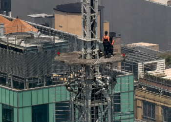 Dos personas detenidas tras escalar la antena del Empire State Building para lo que parece ser una propuesta de matrimonio