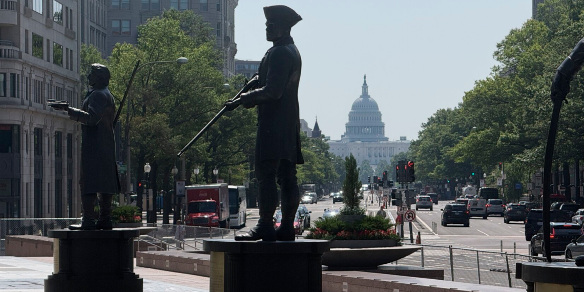 Freedom Plaza reabre sus puertas con nuevas estatuas, monumentos conmemorativos y una fuente en funcionamiento